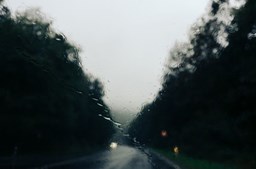 Dlaczego parują szyby w samochodzie?