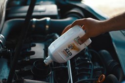 Jak wymienić olej silnikowy w samochodzie? Poradnik w kilku krokach