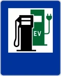Znak D-23b stacja paliwowa z punktem ładowania pojazd&oacute;w elektrycznych lub hybrydowych